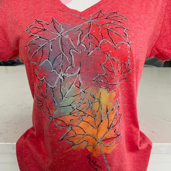 Initial Attraction SS V Nk Maple Leaf Print Poly Blend T Shirt Top Red Sz L NWOT - Picture 4 of 11